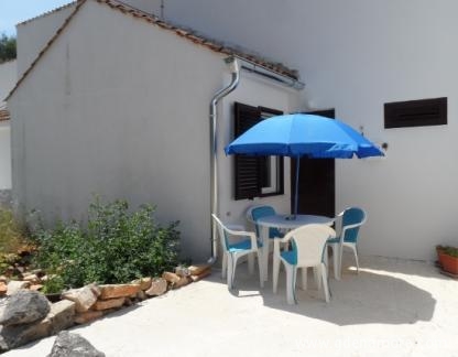 Apartment Tara, private accommodation in city Nečujam, Croatia